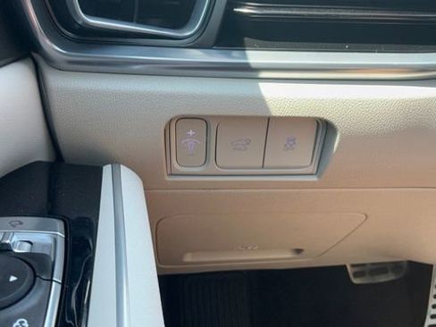 Certified 2025 Kia Sorento SX image 23