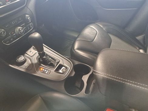 Used 2020 Jeep Cherokee Latitude Plus w/ Comfort/Convenience Group AWD/4WD image 24