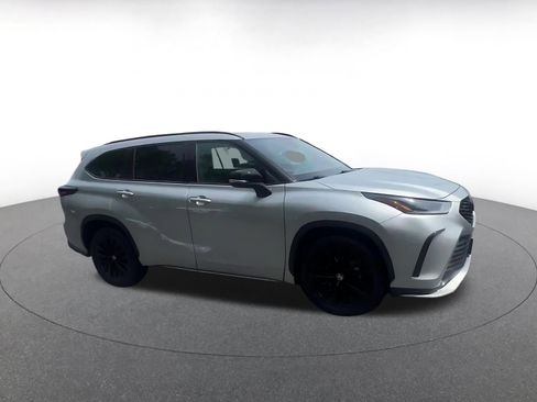 Used 2025 Toyota Highlander XSE image 2