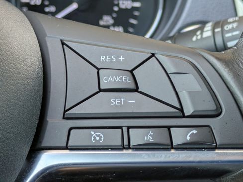 Used 2018 Nissan Rogue SV FWD image 25