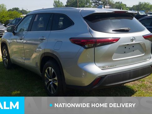 Used 2023 Toyota Highlander XLE AWD/4WD image 5