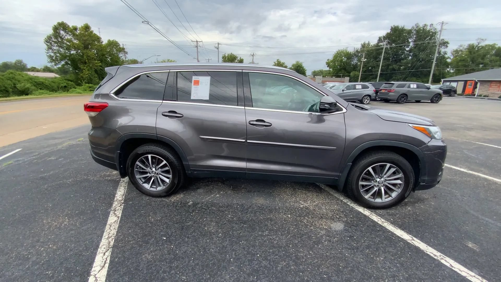 Used 2019 Toyota Highlander XLE AWD/4WD image 2