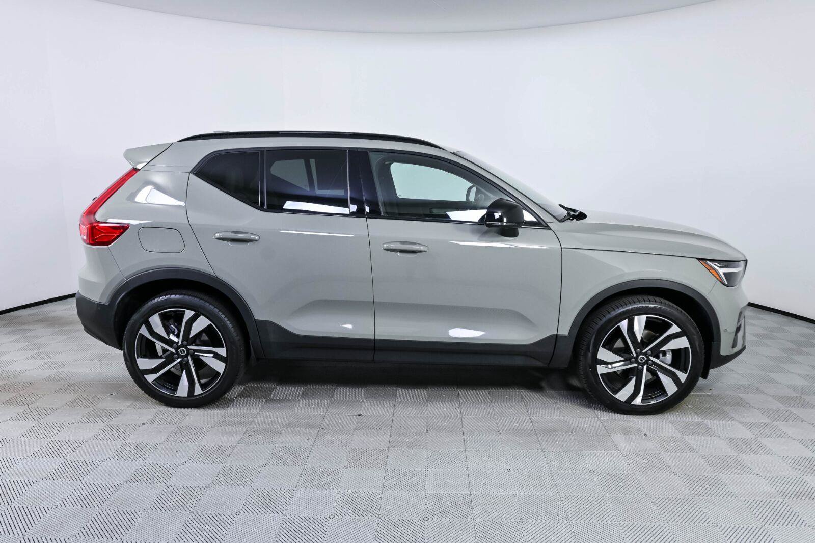 Used 2023 Volvo XC40 B5 Plus w/ Protection Package AWD/4WD image 26