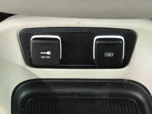 Used 2018 Chrysler Pacifica Limited w/ Tire & Wheel Group FWD image 34