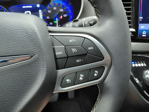 Used 2025 Chrysler Pacifica Select FWD image 35