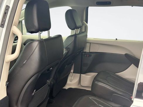 Used 2024 Chrysler Pacifica Touring-L FWD image 10