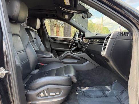Used 2021 Porsche Cayenne Coupe image 34