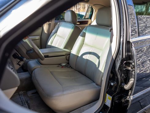 Used 2009 Lincoln Town Car Signature Limited image 24