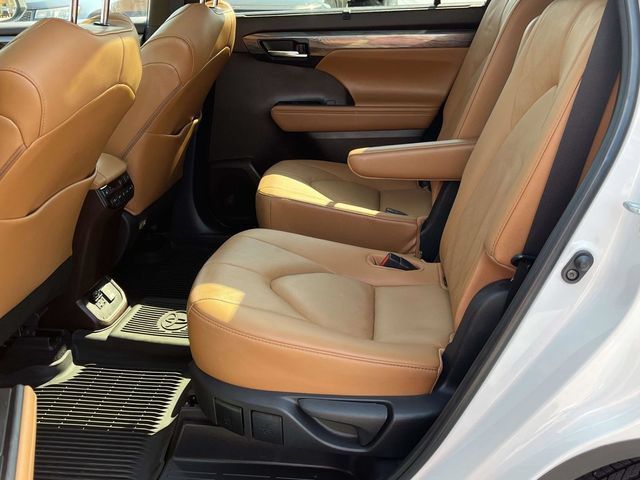 Used 2021 Toyota Highlander Platinum AWD/4WD image 16