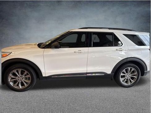 Used 2023 Ford Explorer XLT w/ Equipment Group 202A RWD image 2