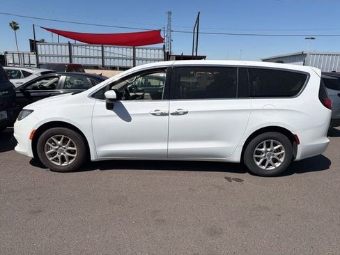 Used 2022 Chrysler Voyager LX image 5