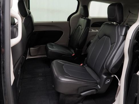 Certified 2024 Chrysler Pacifica Touring-L FWD image 20