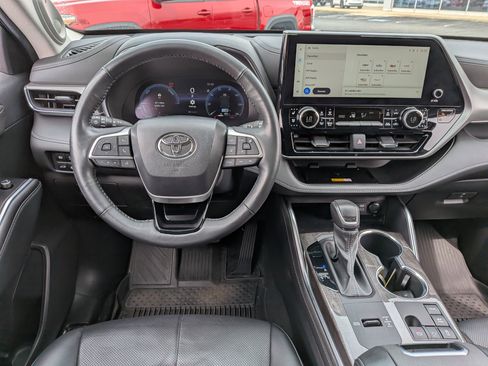 Used 2024 Toyota Highlander Platinum AWD/4WD image 30