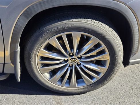 Used 2021 Toyota Highlander Platinum image 12