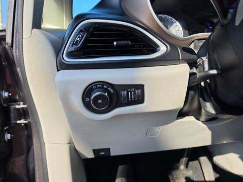 Used 2017 Chrysler Pacifica Touring-L FWD image 23