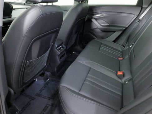 Used 2025 Audi Q6 e-tron Premium image 40