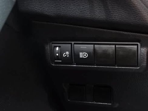Used 2025 Toyota Corolla Cross XLE FWD image 39
