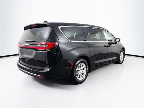 Used 2025 Chrysler Pacifica Select FWD image 11