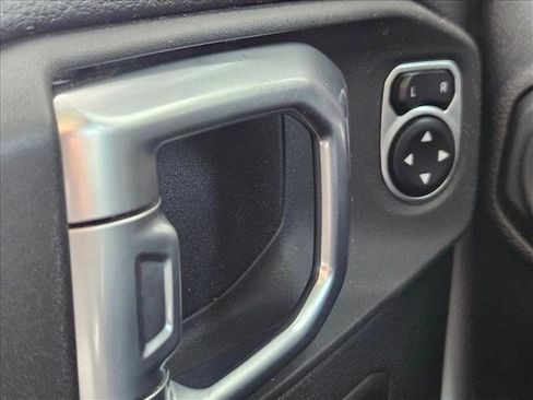 Used 2019 Jeep Wrangler Unlimited Sahara image 16