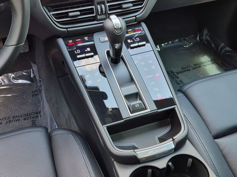 Certified 2026 Porsche Macan AWD/4WD image 18