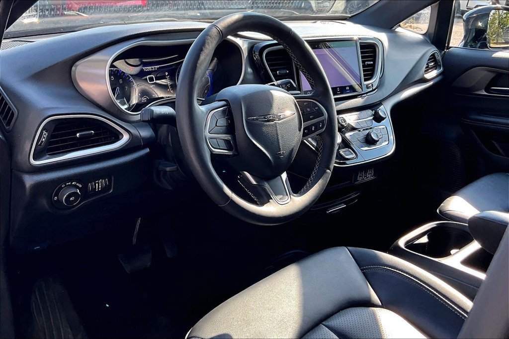 Used 2025 Chrysler Pacifica Select FWD image 15