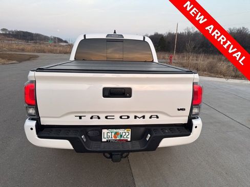 Used 2022 Toyota Tacoma TRD Sport w/ TRD Premium Sport Package image 4