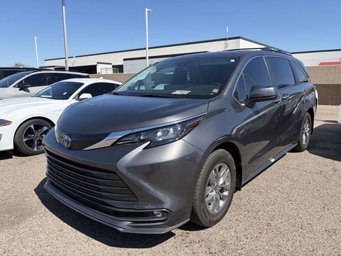 Used 2025 Toyota Sienna XLE w/ XLE Plus Package FWD image 4