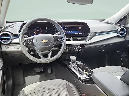 Used 2025 Chevrolet Trax LT FWD image 15