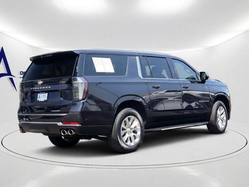Used 2025 Chevrolet Suburban Premier RWD image 4