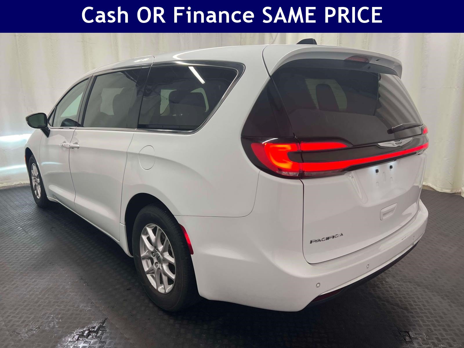 Used 2024 Chrysler Pacifica Touring-L FWD image 8