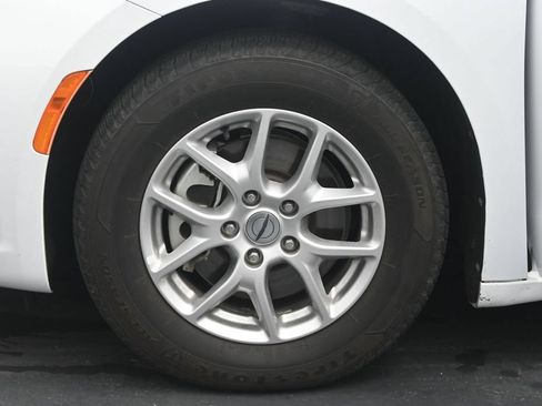 Used 2024 Chrysler Pacifica Touring-L FWD image 31