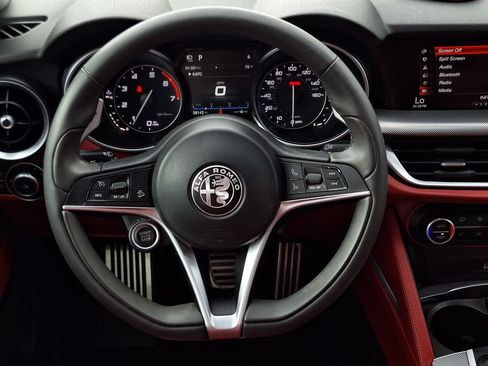 Used 2018 Alfa Romeo Stelvio Sport w/ Quick Order Package 22J Sport AWD/4WD image 15