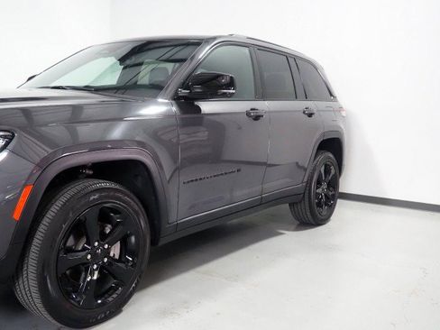 Used 2025 Jeep Grand Cherokee Altitude RWD image 45