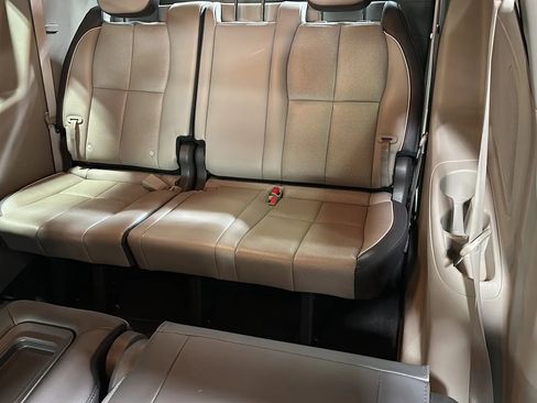 Used 2018 Kia Sedona EX image 13