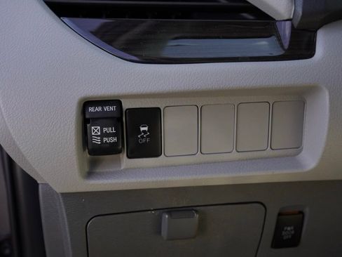 Used 2020 Toyota Sienna XLE image 12