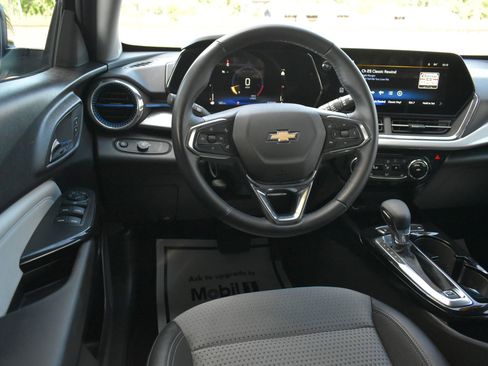 Used 2025 Chevrolet Trax LT w/ LT Convenience Package FWD image 17