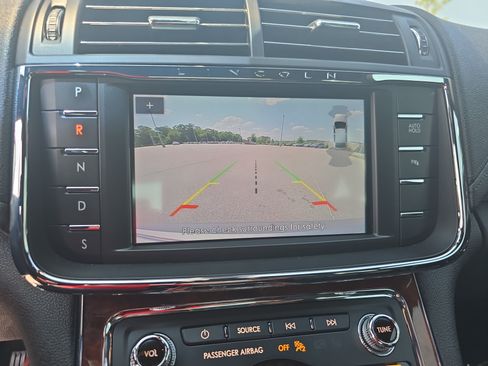 Used 2020 Lincoln Continental w/ Premium Package FWD image 24