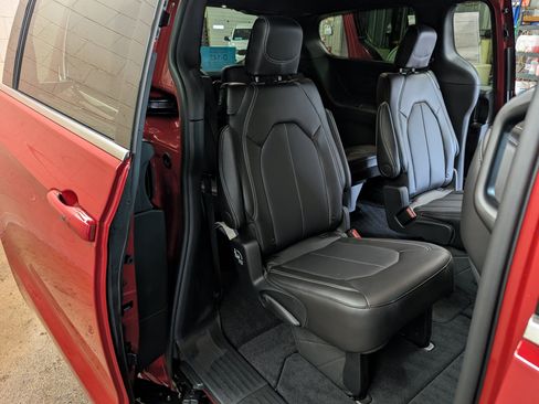 New 2027 Chrysler Pacifica Select AWD/4WD image 7