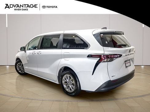 Used 2025 Toyota Sienna LE FWD image 5
