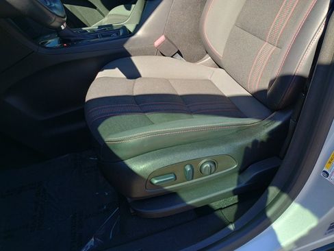 Used 2022 Chevrolet Equinox RS w/ Infotainment Package image 12