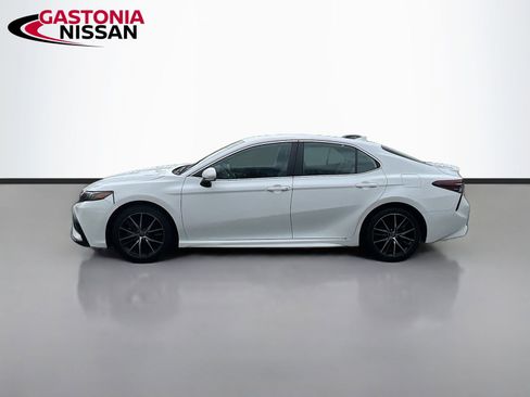 Used 2023 Toyota Camry SE image 5