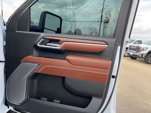 Used 2025 GMC Sierra 2500 Denali Ultimate image 17