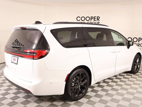 Used 2024 Chrysler Pacifica Touring-L w/ Uconnect Theater Family Group FWD image 23