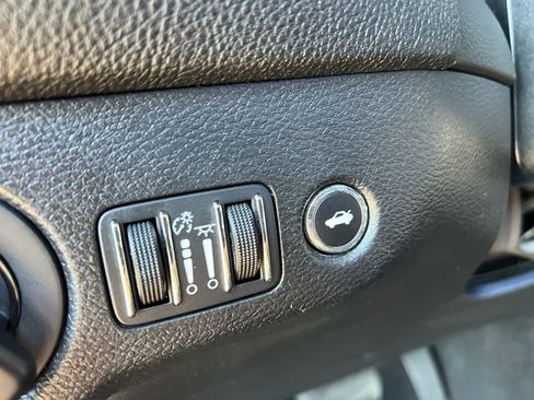 Used 2019 Dodge Challenger SXT image 19