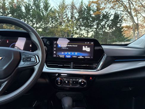 Used 2025 Chevrolet Trax LT image 18