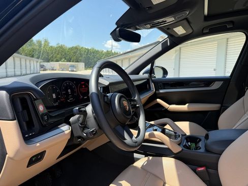 Certified 2025 Porsche Cayenne E-Hybrid AWD/4WD image 10