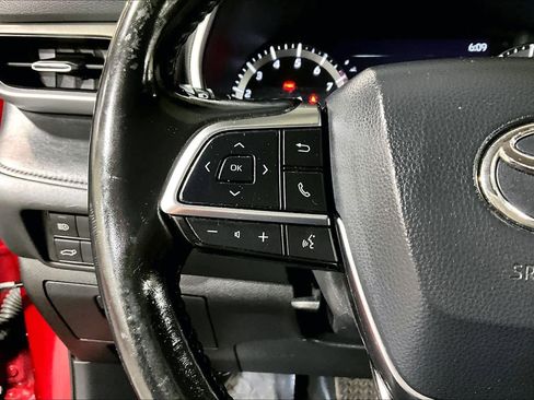 Used 2020 Toyota Highlander XLE image 24