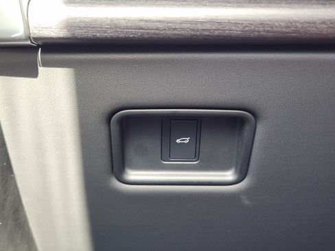 Certified 2025 Land Rover Range Rover SE AWD/4WD image 17