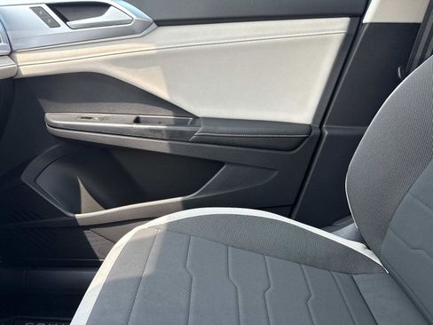 New 2025 Volkswagen Taos SE image 19