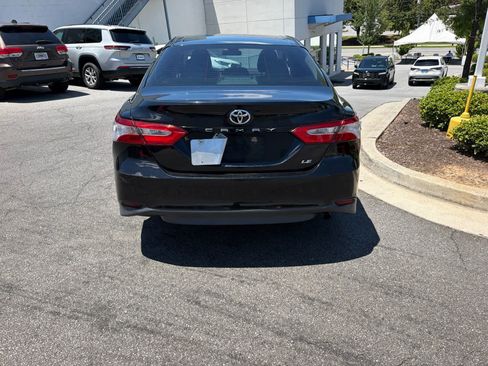 Used 2018 Toyota Camry LE FWD image 14